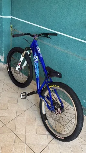 Estou vendendo essas duas bicicletas motivo:mudar de pais 