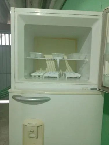 Geladeira Eletrolux DCW40 em ótimo estado - 320 litros