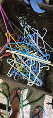 Cabides coloridos perfeitos vendo todos