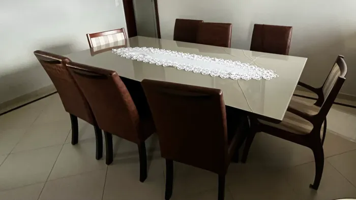 Mesa de Jantar 2,20m com 8 Cadeiras - Linda e Bem Conservada