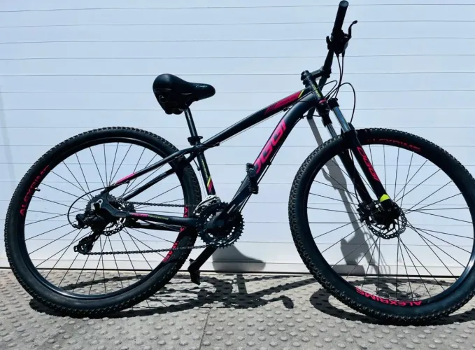 Bicicleta Oggi Hacker HDS 29 Preto con vermelho Tamanho S