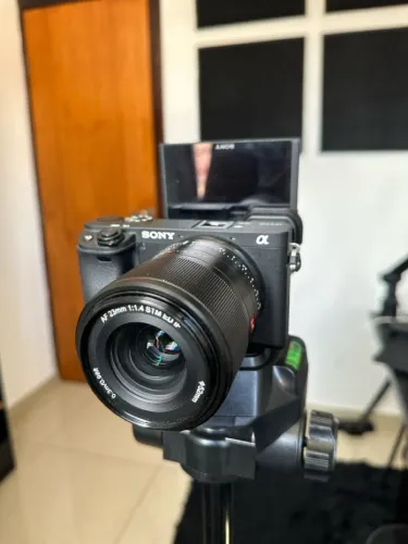 Sony 6400 com lente AF 23mm 1.4