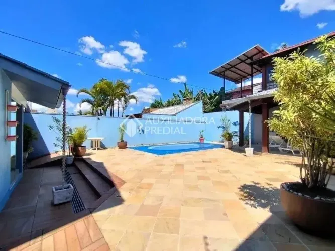 Linda casa/sobrado no Jardim Mauá, com 296m² com 3 quartos, piscina, quiosque