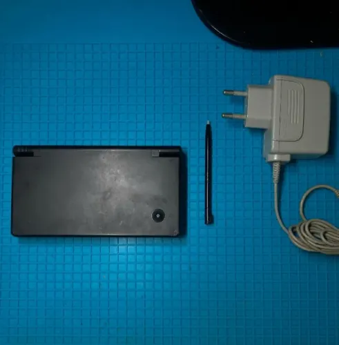 DSi Preto D3sbl0qu34d0 C0m + de 300 j0g0s intalad0s + carregador + cartão de memória 32GB