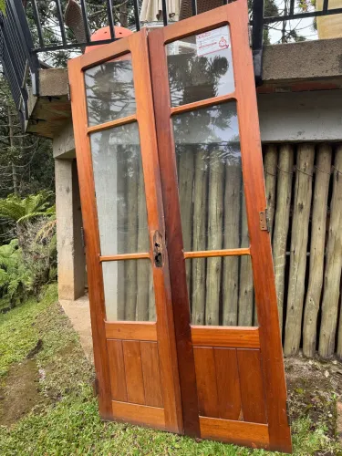 Porta balcão madeira maciça Mogno com vidro - duas folhas