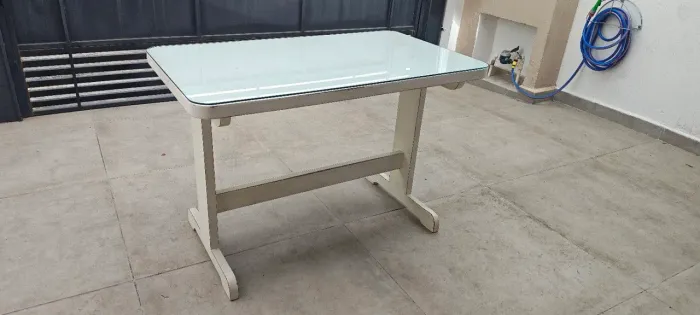 Mesa branca com tampo de vidro 1,20 x 0,70 m