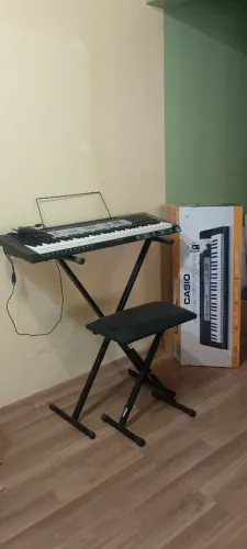 Teclado Casio CTK-1550 com suporte e banco