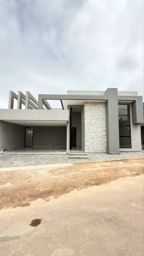 CASA A VENDA EM ARNIQUEIRAS - 3 SUÍTES , LINDA CASA . 