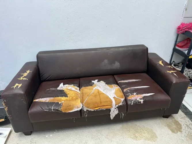 Doando sofá avariado 