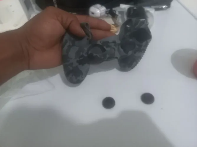 Capinha para controle de PlayStation 5. acompanhando os botão zinho
