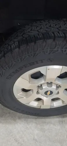 04 Pneus 265/65/R17 A/T excelente estado