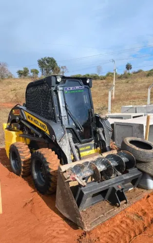 Mini Carregadeira New Holland L318 cabinada