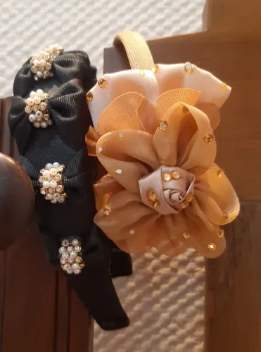 Kit com 2 tiaras: preta de cetim e pérolas: a outra de organza, cetim e missanga.