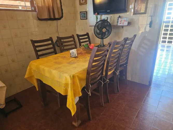 Mesa de jantar com 06 cadeiras de madeira maciça de Gravatá