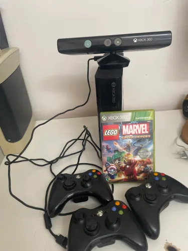 Xbox 360, com kinecet e 3 controles e jogos baixados