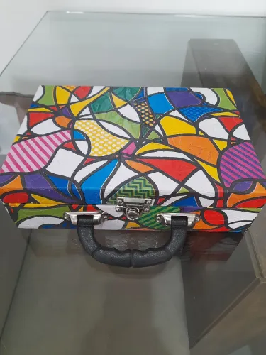 Maleta porta-joias colorida super estilosa.