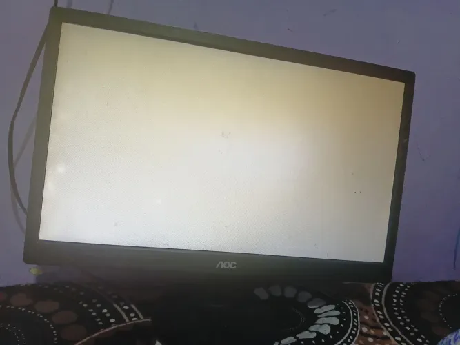 Monitor AOC com defeito acompanha um teclado RGB