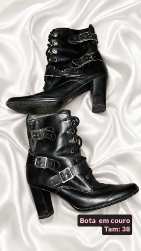 BOTA PRETA COM FIVELA CANO MÉDIO