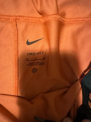 Bermuda Nike vermelha dry fit.