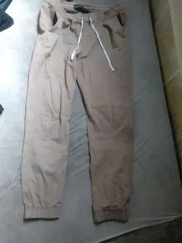 ATENÇÃO: CALÇA JOGGER MASCULINA MARROM CLARO COM BOLSOS E CORDINHA, TAMANHO M ao P ......