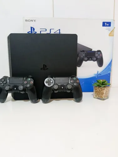 PS4 - Playstation 4 Slim 1TB ( 2 controles + 15 Jogos)