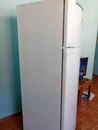Geladeira bem conservada, funcionando perfeitamente.