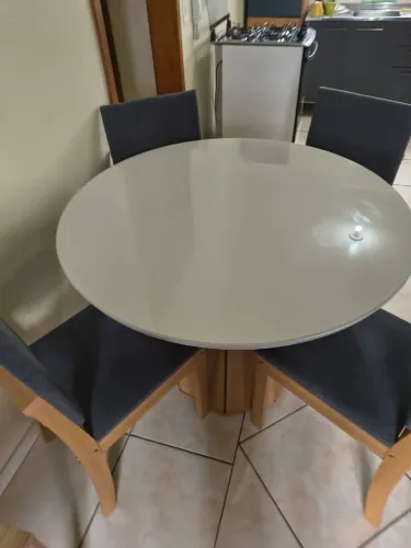Vende-se Mesa redonda 4 cadeiras c/ tampo de vidro e cadeiras estofadas