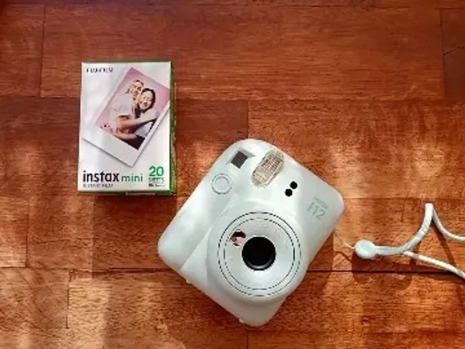 Instax Mini 12, color Mint Green com 20 filmes :)