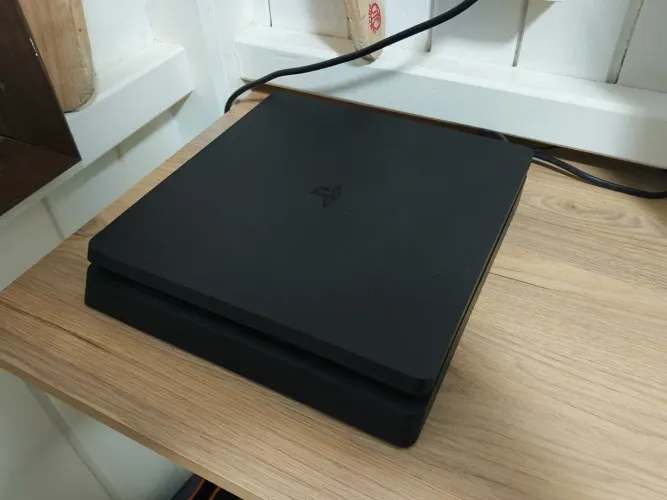 Ps4 slin com 2 controles originais e 4 jogos de 1tb