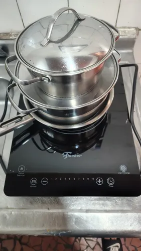 Fogão de indução com jogo de panelas Tramontina de indução
