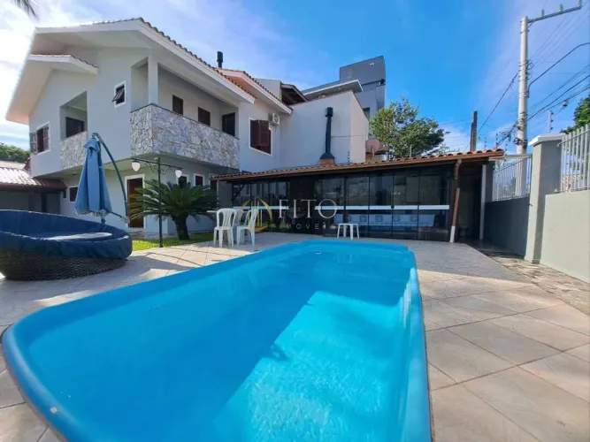 Casa à Venda em Canasvieiras | 3 Dormitórios | Piscina | 2 Quadras da Praia!