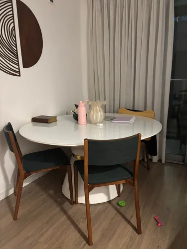 Mesa de jantar sem cadeiras