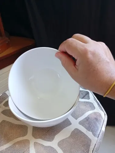 Vendo duas tigelas de porcelana Classic home em ótimo estado, mede 8cm de altura e 7cm de