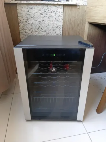 Vendo uma adega ge modelo avge023 voltagem 127 v