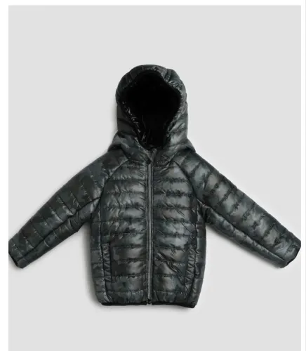 Jaqueta puffer camuflada com capuz verde musgo, tamanho 6, nunca usada. Riachuelo.