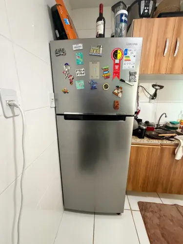 Geladeira Samsung. 2.500 Reais