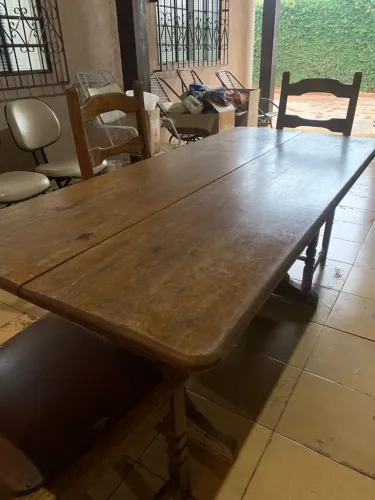 Mesa grande de madeira com 4 cadeiras estofadas