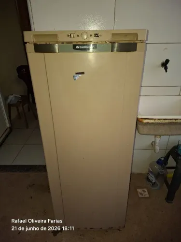 Vende se geladeira funcionando perfeitamente ,valor 300