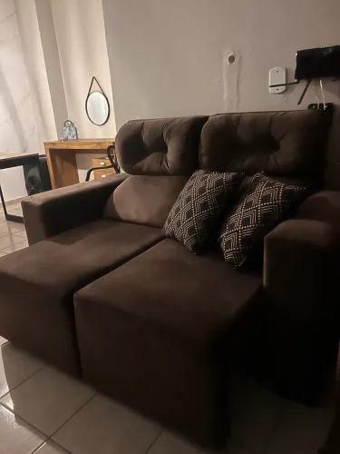 Sofá retrátil na cor marrom