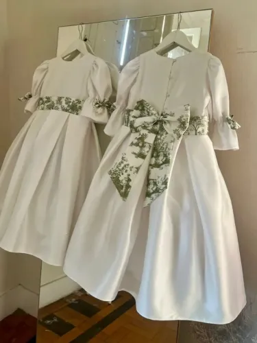 Vestido daminha nina baunilha branco e verde oliva