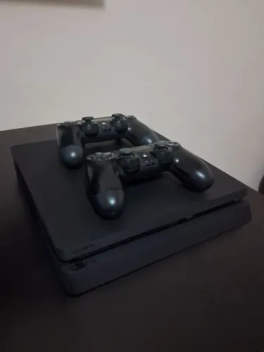PS4 + Cabos + 2 controles