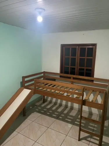 Cama de Madeira Suspensa com Escorrega