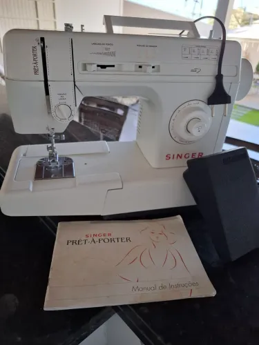 Maquina de Costura Singer Pret-a-Porter usada em perfeito estado de conservação.