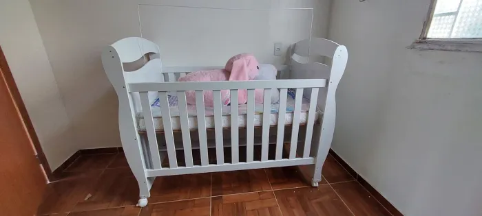 Berço (com rodinha) que vira cama