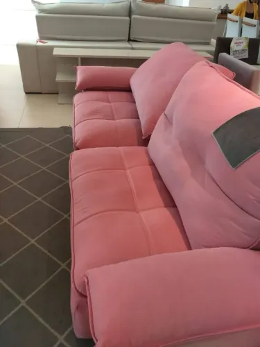 Sofá rosa espaçoso