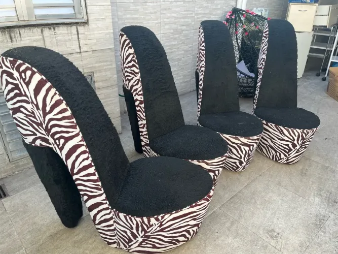 CONJUNTO DE POLTRONAS EM FORMATO DE TAMANCOS