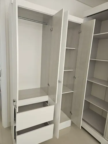 Guarda roupa prático. 