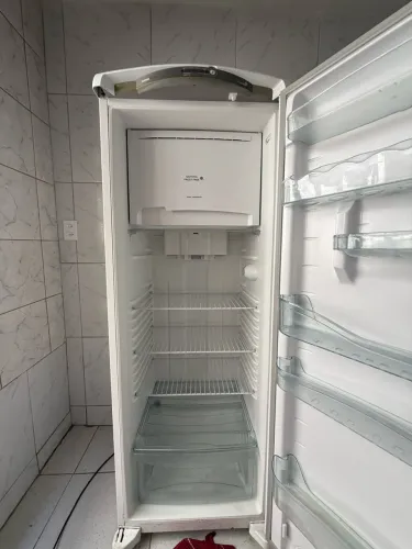 Vendo esta geladeira bem conservada