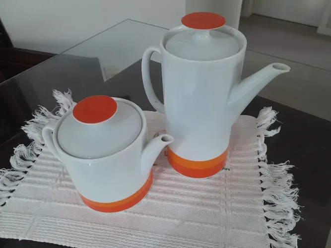 Dois bules para café e leite. Porcelana Renner, anos 70!