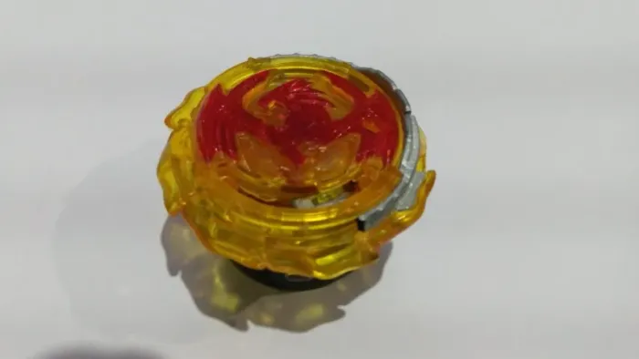 Beyblade Burst revive Phoenix usado sem lançador.